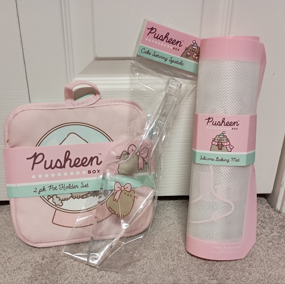 Pusheen Box Exclusive Silicone Baking Mat, Server and Pot Holders